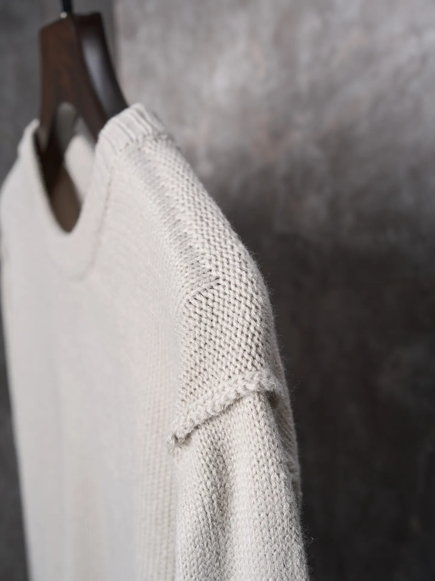 P410 Actual auction】Stonesland/Stone Island knitted round neck long-sleeved sweater with embroidered arm logo [Color] Black Gray Apricot [Ready Stock] S M L XL Made of 30% wool, 50% cotton, 20% spandex. The arm embroidery logo is made of double-layer soft leather, with embroidery logo technology on the surface and embellishment with the brand logo. Comes with laser engraved metal buttons. Garment washing-fixing color-fixing pattern-removing wool impurities.  This style is woven with a 7-needle imported machine, with knitted threads on the neck and hem, and embroidered logos on the arms to present the brand vision.